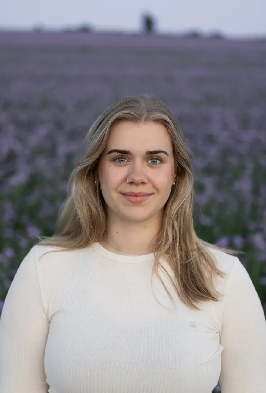 Portrait von Hanna Käding vor einem Lavendelfeld